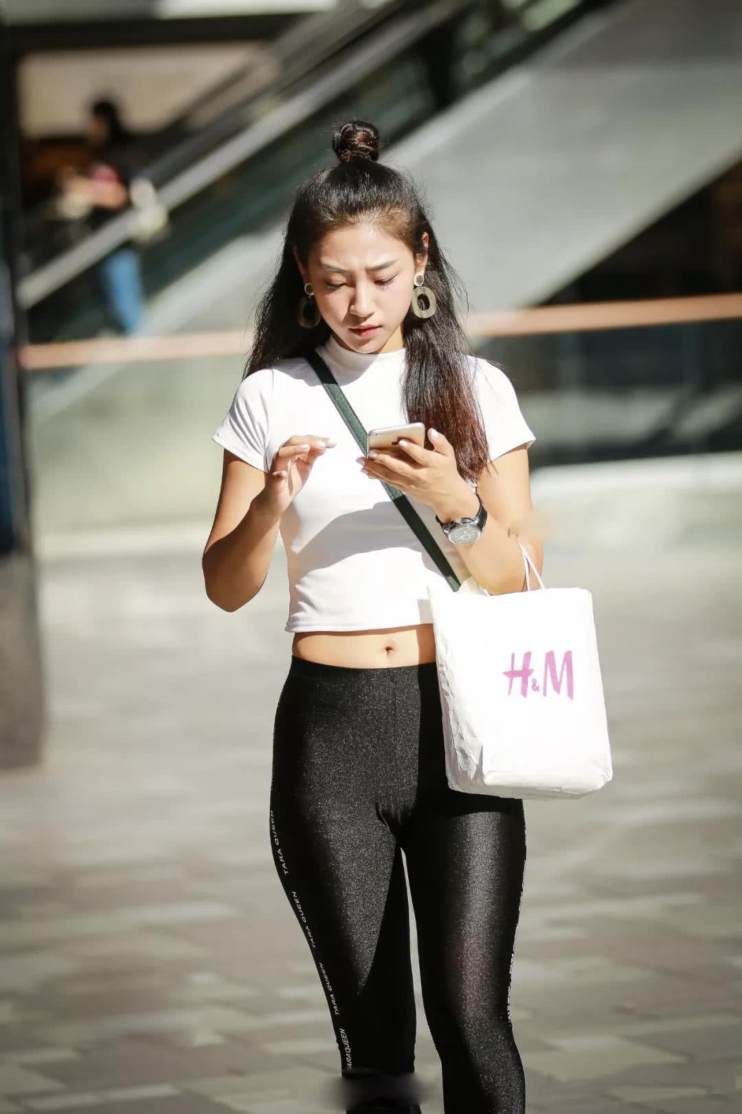 黑的发亮的紧身裤小姐姐，长得漂亮身材好，蚂蚁腰又细又白让人一