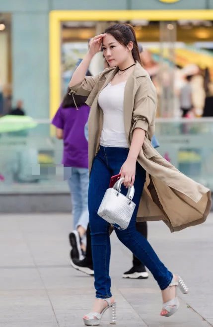 气质小姐姐抬手遮挡眼光十分淑女，被路人男子抢镜，让人哭笑不得