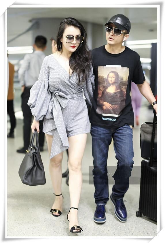 冉莹颖秀身材秀到捂胸口!网友直呼:我是邹市明我也不敢撒手啊!