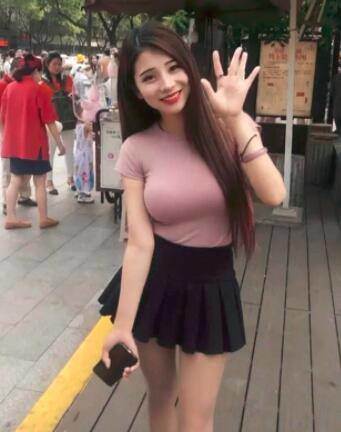 身材微胖的小姐姐，紧身穿搭秀出完美姿，很美很迷人！