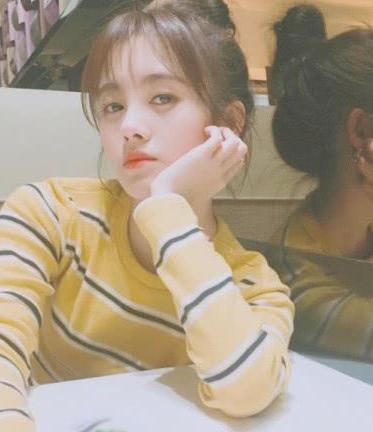 和小四差不多高的鞠婧祎，靠穿衣穿出了1米8的大长腿，这腿比关晓