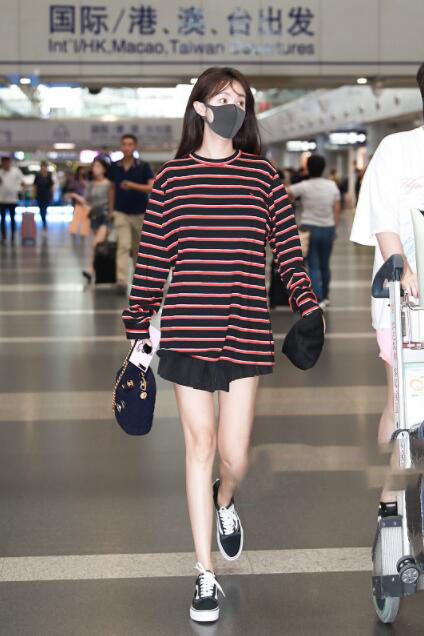 31岁李菲儿条纹长T盖到大腿，没有柯基臀也性感，网友：真会穿