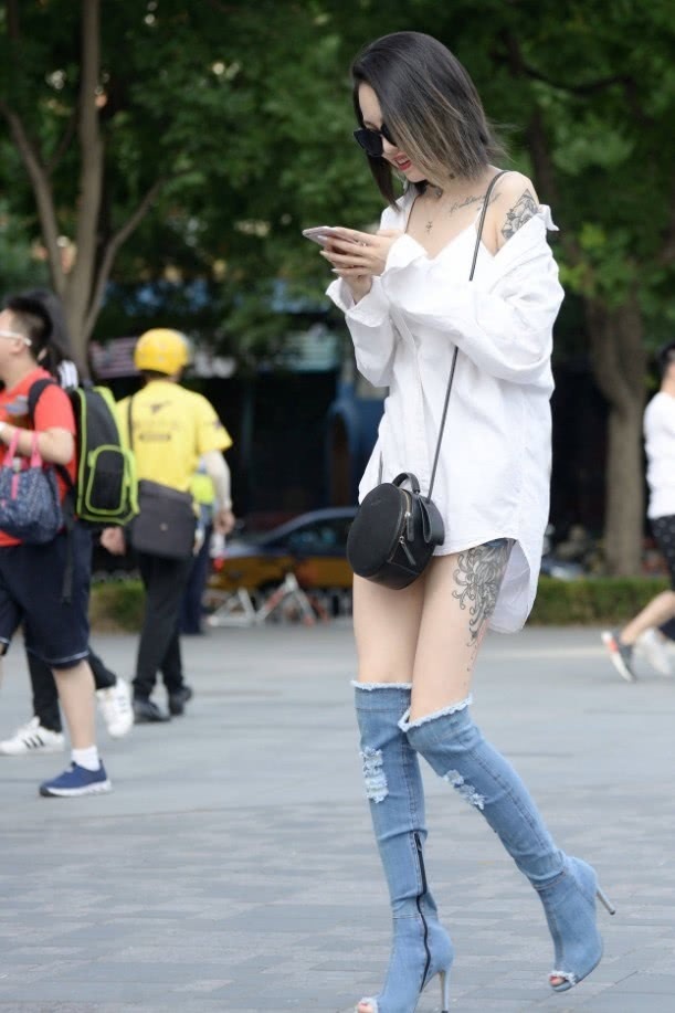  「个性」街拍：这个美女太有个性了，牛仔裤“剪”来当鞋子，却意外时髦！