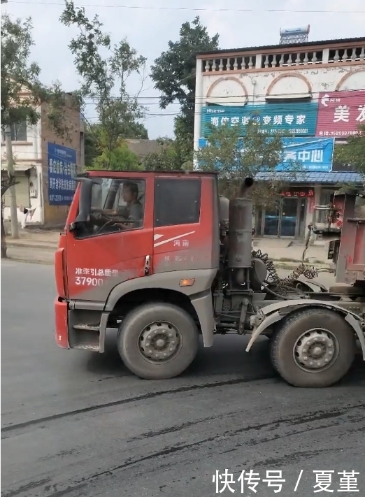  [眼界]河南封丘：公路上惊现“平头车”，专门对付限高杆，令人