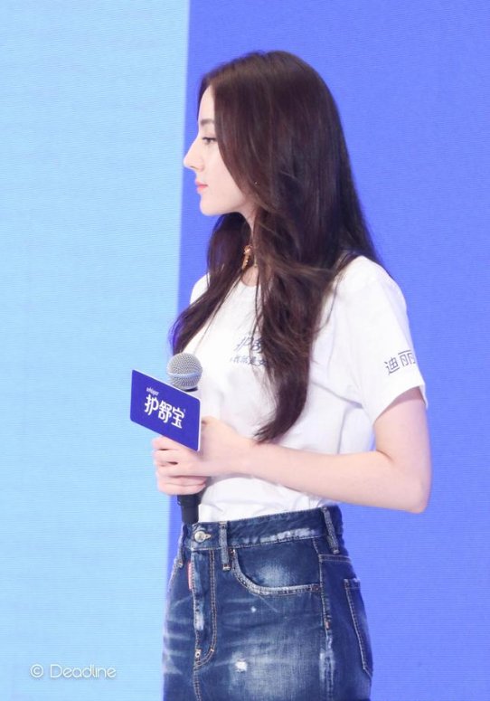 迪丽热巴白T配A字牛仔裙超好看，长腿更吸睛，网友:关晓彤学学吧