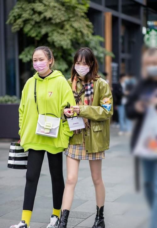  「明白」最潮范儿美搭，绿色衣服应该怎样搭？看到她们的搭配方式你就明白了，难怪自己土