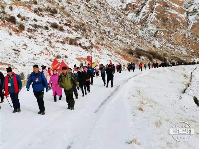 千名游客马蹄寺景区“踏雪游”