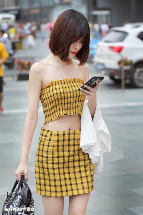 街拍：颜值高精致的小姐姐，搭配上自然清新个个身材好！