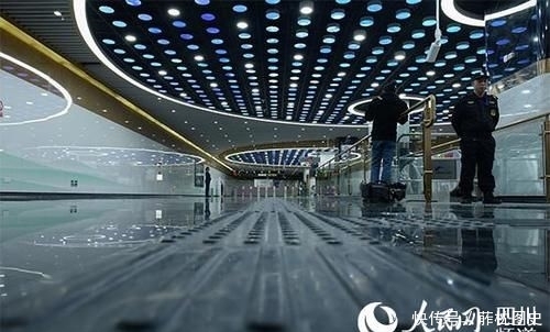 #人民网#人民网网友试乘地铁新线 车站便利智能获赞