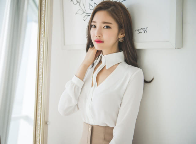 温润典雅又气场强大的美女，精致的长裙，处处流露出成熟的魅力！