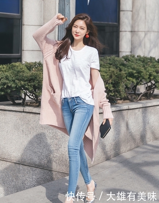  【气质】街拍：阳光有气质的小姐姐，修长的美腿很是吸睛，长相也格外动人