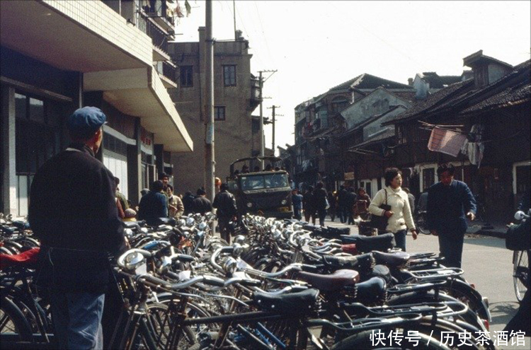 一组老照片带你看看80年代的“北上广”，街道上只有很少车辆