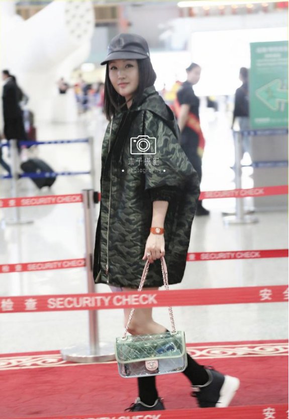 杨钰莹穿运动鞋配腿袜扮嫩，却被膝盖出卖，网友:终于相信你47了