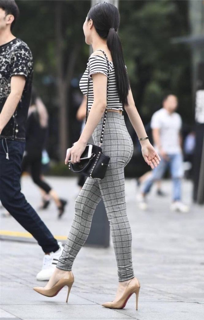 牛仔热裤小姐姐，纤细的腰肢，尽情展示高挑挺拔的身材！