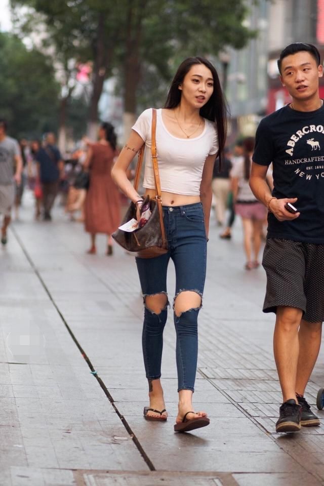 街拍：靓丽的紧身打底裤小姐姐，展现女神迷人风采