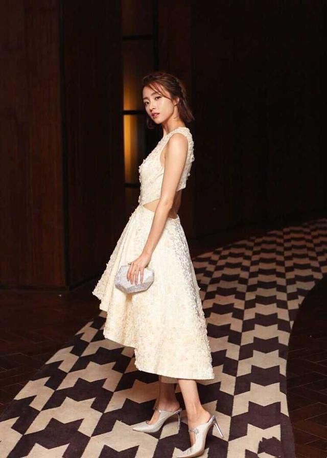 有一种鞋叫做“氧气美少女”胡冰卿的高跟鞋，网友：好看到没朋友