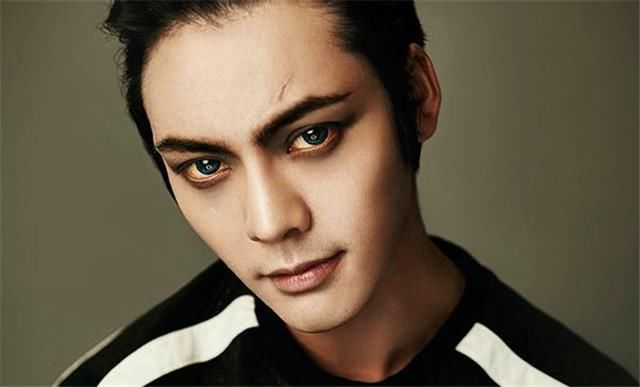 黄子韬眼妆妖魅,华晨宇是“眼妆小王子”,蔡徐坤才是电眼!