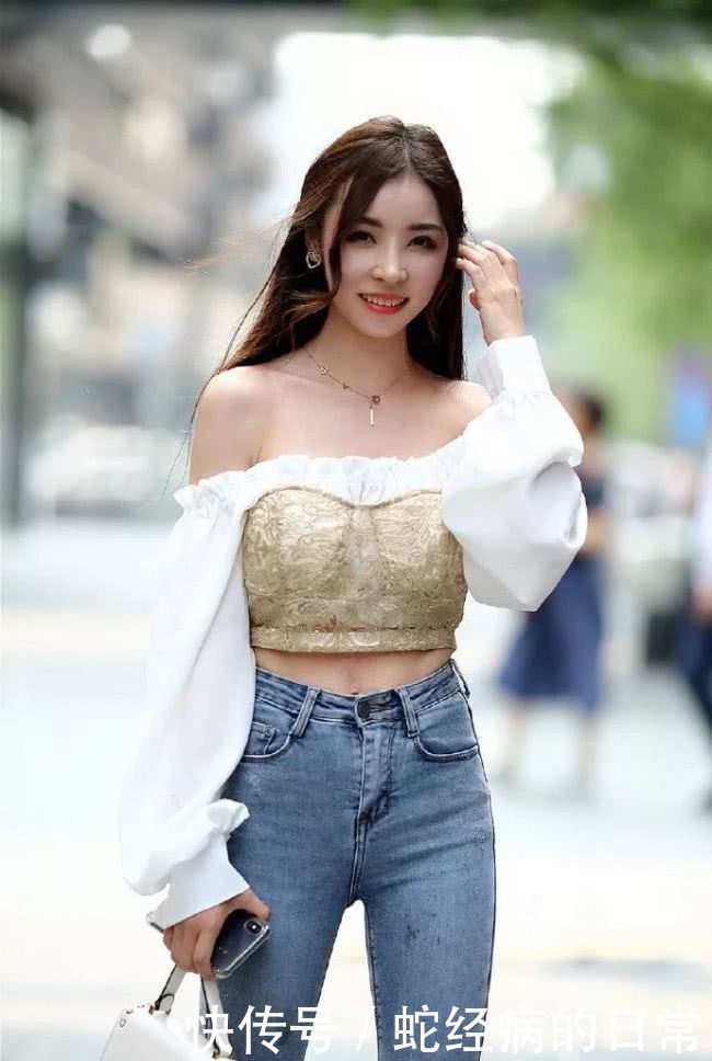 『美女』美女搭配高跟鞋,让自己显得更加的美丽