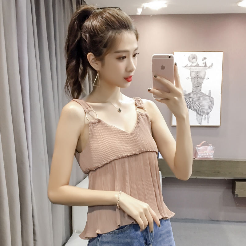 吊带:无法抵挡的纤细诱惑，玩转夏日海边度假风