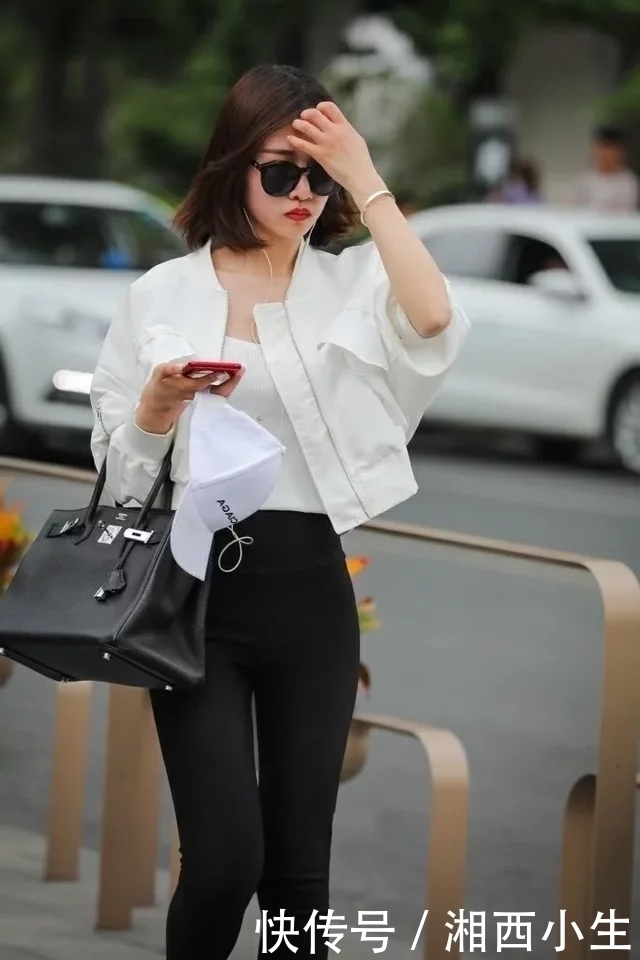街拍：面容秀气的短发美女，紧身裤搭配宽松时尚上衣，戴着墨镜很