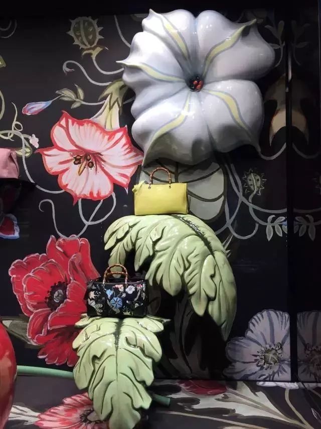 没想到!她把《演戏攻略》中的元素用在橱窗里,高级炸了!