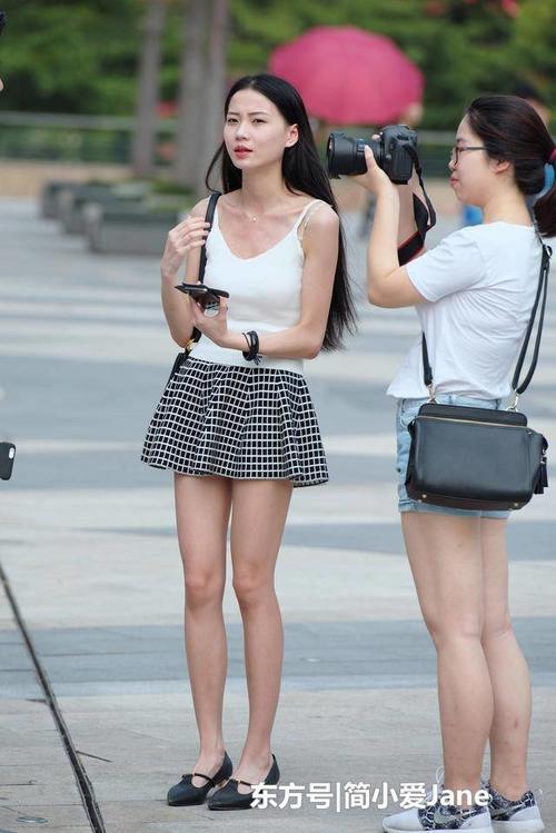美女街拍：高贵俏丽穿搭清凉，长腿女神迷人！