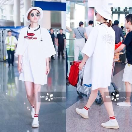 42岁梅婷能把一件短袖穿的这么有气质，裙子再短2cm就尴尬了