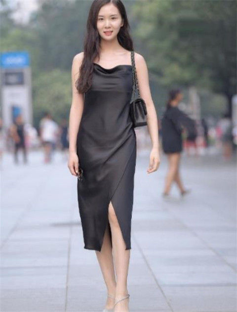闺蜜■街拍:吊带牛仔美女纹身好亮眼,闺蜜的大长腿白皙无瑕