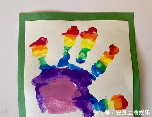 格子:路易小王子2岁生日新照来袭!穿格子衬衫变小画家,好羡慕这发量
