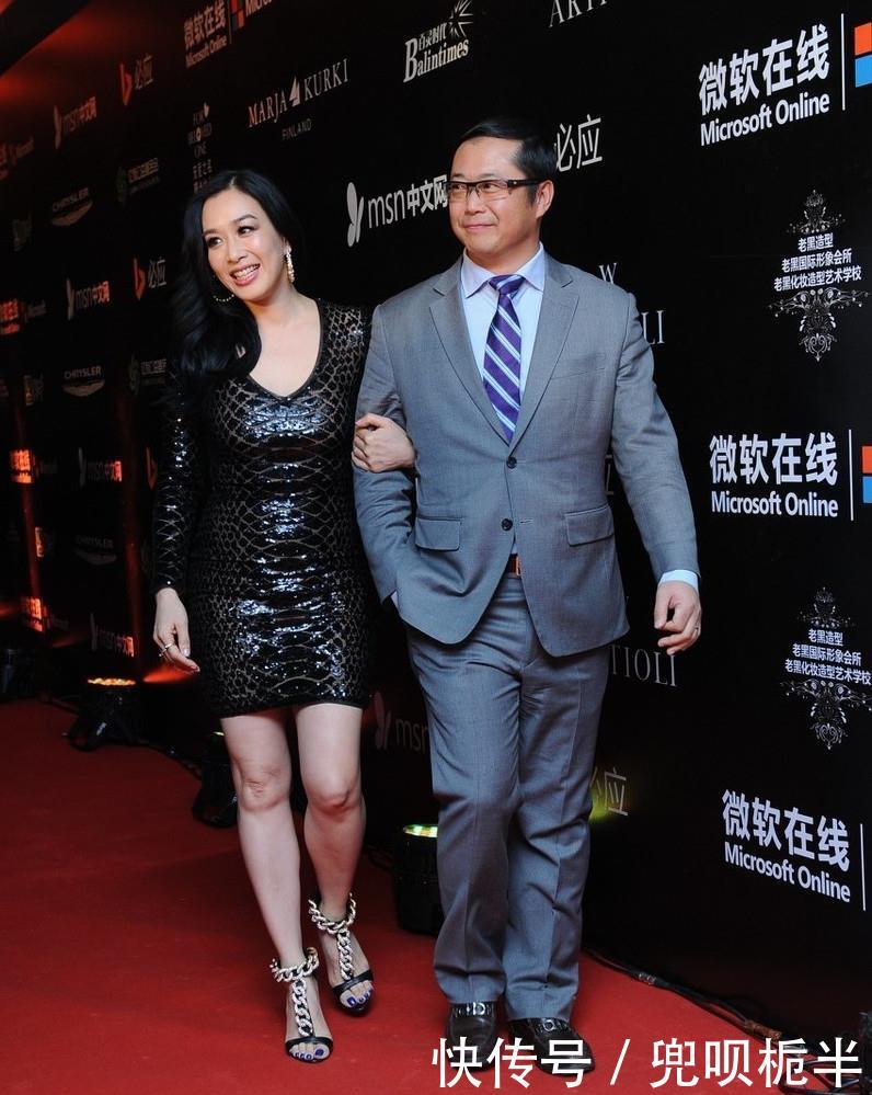  「蛇纹」钟丽缇的时尚好难懂，蛇纹紧身裙配锁链鞋，身材没料真撑不起来