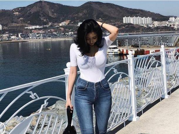 街拍： 身材好气质佳的精致美人,一双大长腿,魅力十足!