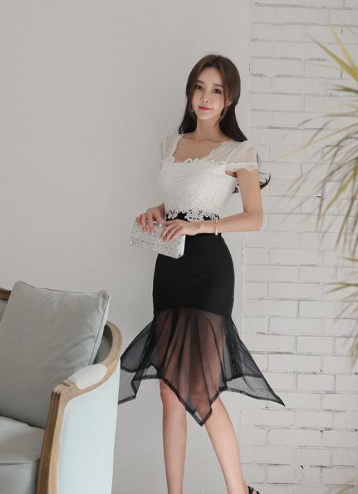 聚光灯下：紧身衣配包臀裙，这个小姐姐，优雅又迷人！