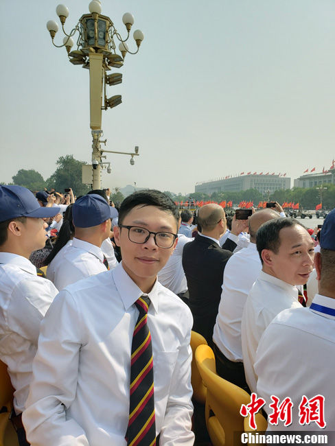  「sir」刘sir和同事“打卡”观礼现场