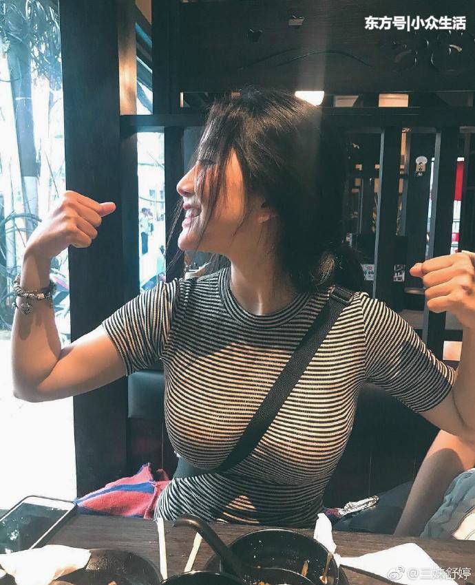 街拍:穿汉服的小姐姐，丝滑真丝面前，好身材“原形毕露”!