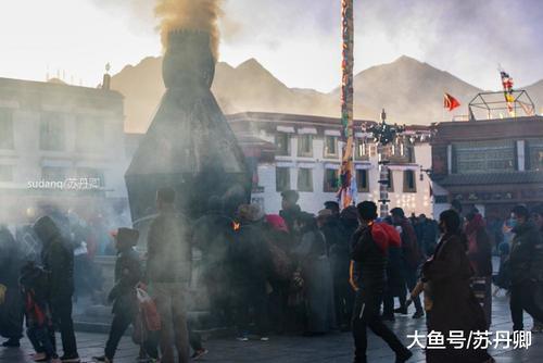 八廓街随拍：拉萨街头那些转经磕长头的人不工作不上学吗？