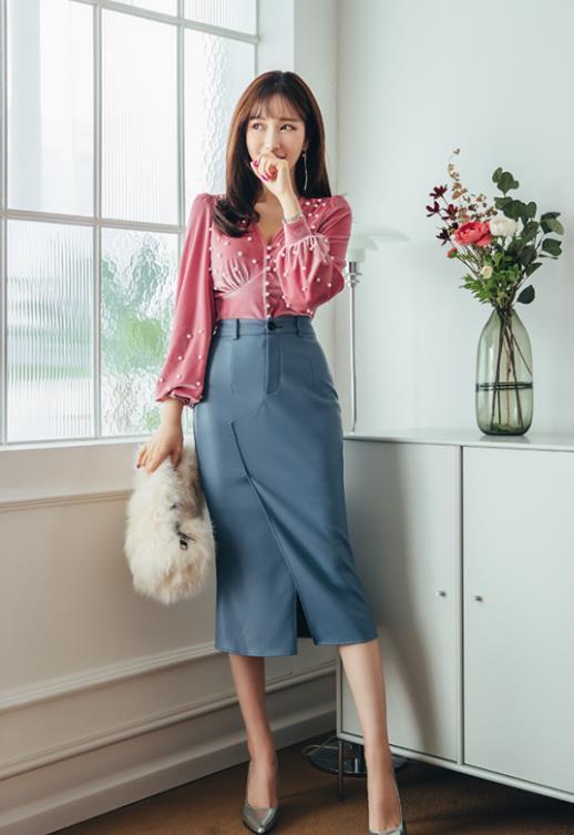  蓝色|李妍静，一件红色上衣配蓝色高腰半身裙