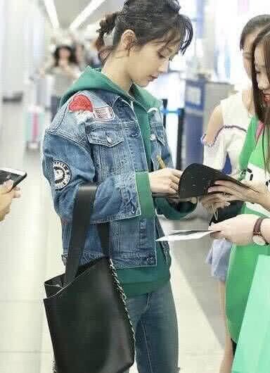 杨紫机场耐心给粉丝签名，这个动作，莫非是迎面走来了张一山