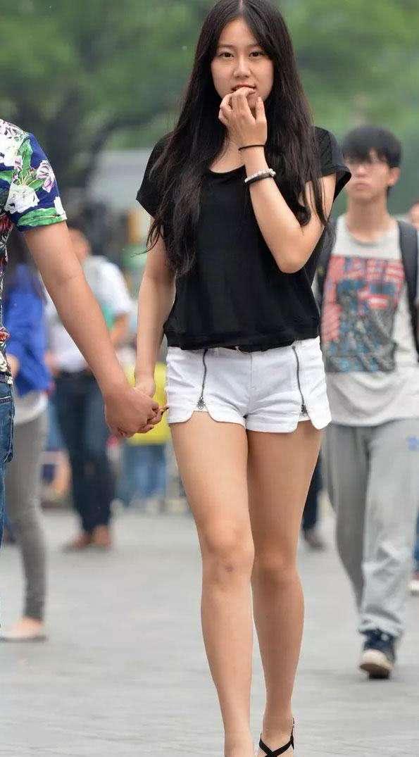 紧身裤线条雅致柔美，穿出性感高贵的女神品味