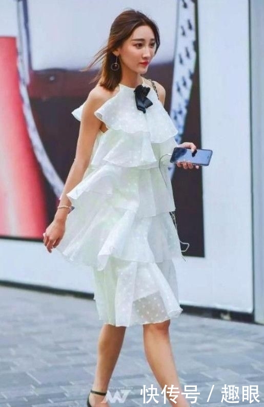  美女■街拍：皮肤白皙的美女，一件黑色背心配黑色短裤，时尚活力气质