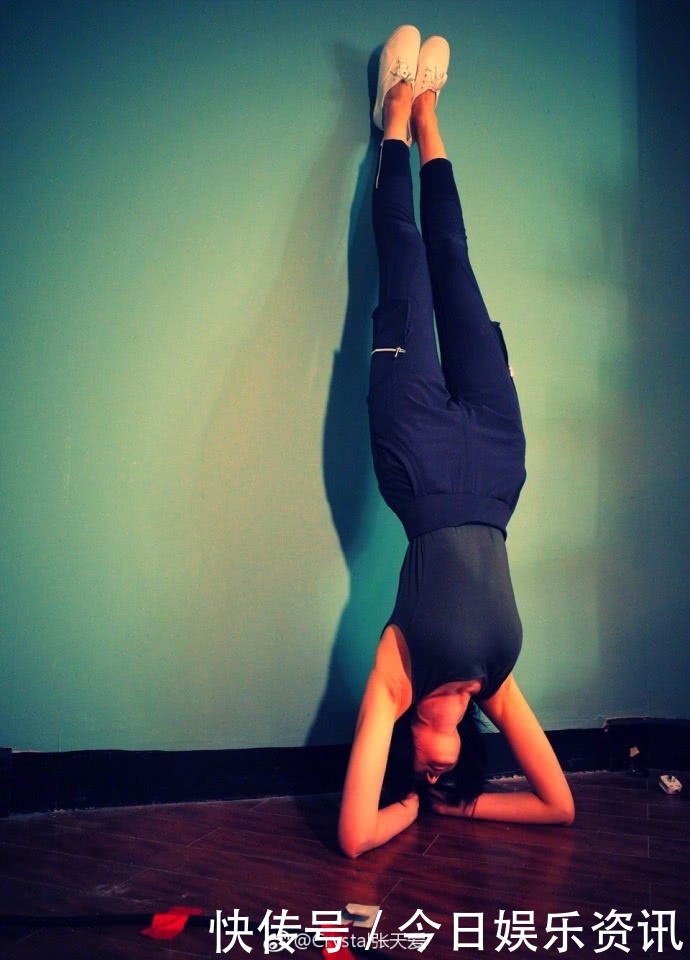 张天爱清早晒倒立照!网爆从126斤减到90斤,网友:被你美醒