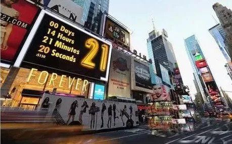 她在衰落之时被温州大佬收购，如今竟然位居女装品牌前列?牛逼!