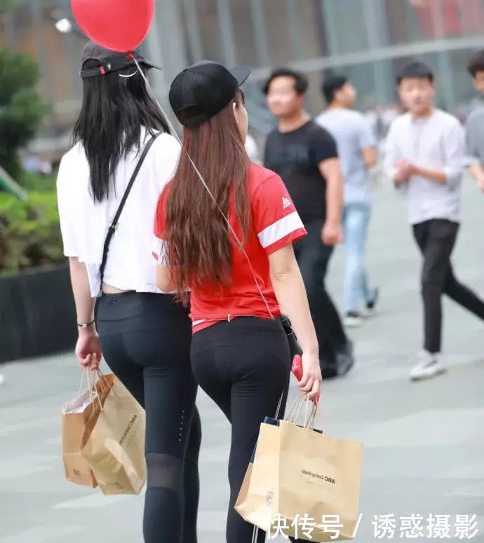 教科书式的迷人翘线，紧身裤绷出婀娜多姿的好身材，很吸引眼球