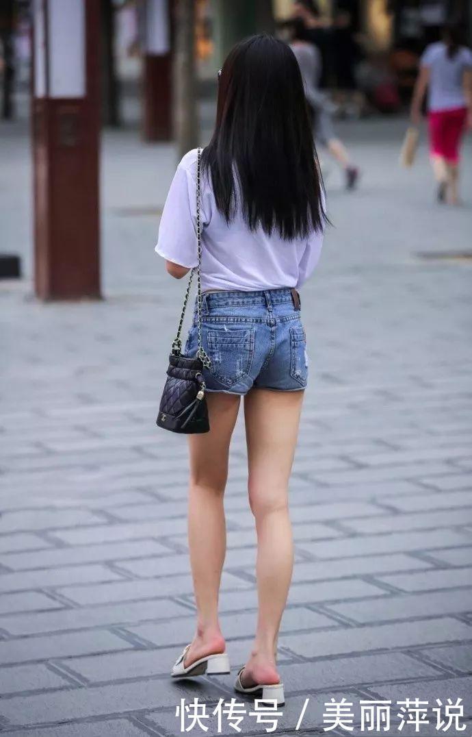  [性感]美女街拍身材苗条，大长腿穿牛仔短裤的长发性感美女