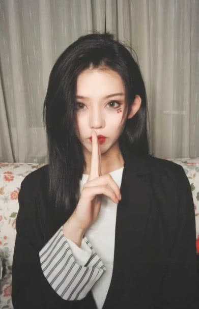 超级好看的清纯美女，暗黑魅惑妆容，男人看了都害怕，网友：吊炸