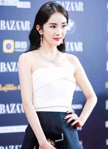 胸大也烦恼！杨幂穿紧身抹胸裙秀事业线，再次被赘肉抢镜！