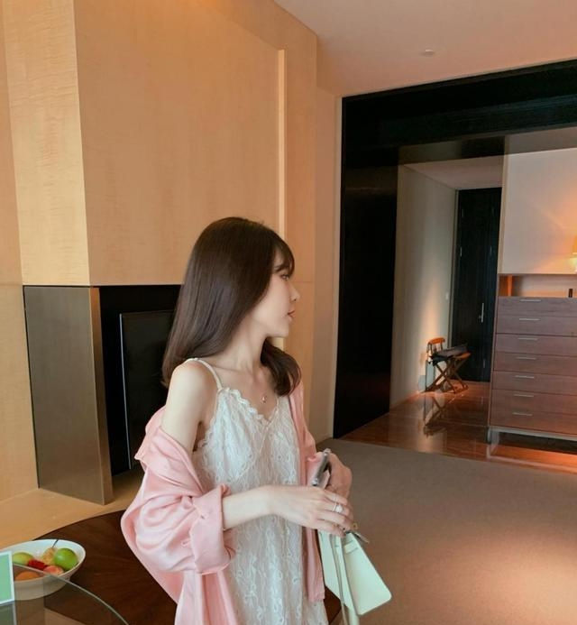 「美女」路人街拍,美女很懂时尚,穿黑色的一字肩连衣裙,充满着魅力