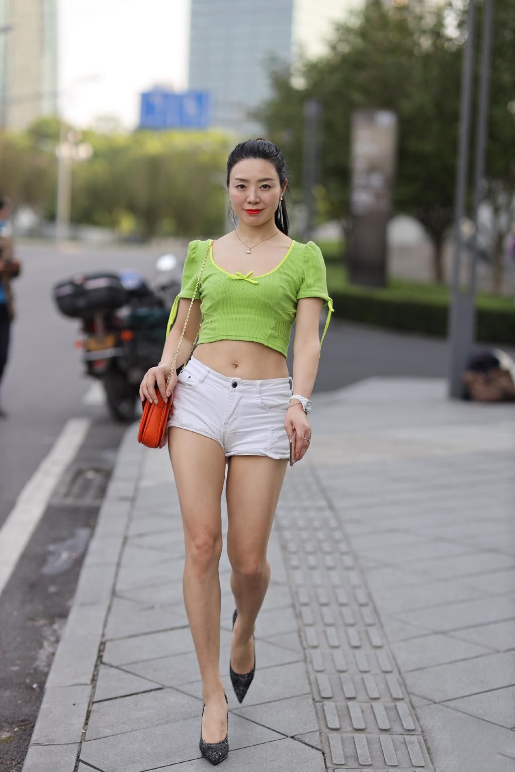  热裤|抹茶绿短款上衣搭配热裤，高挑美女穿出高级时尚感