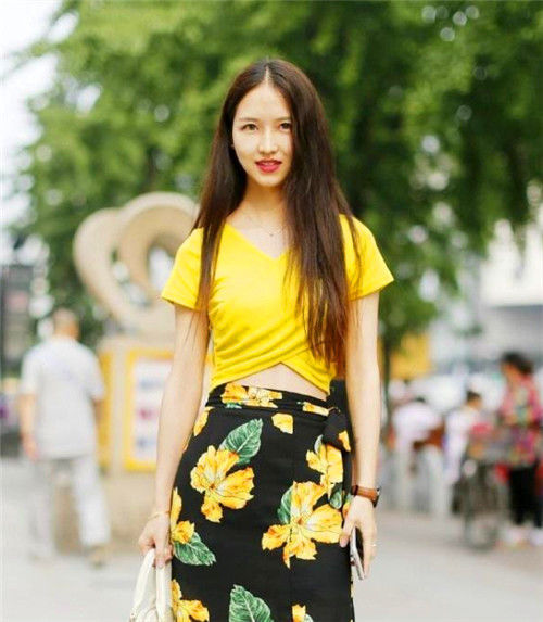 「黑底」街拍:长发美女,身穿黑底的大花裙,小姐姐很时尚哦
