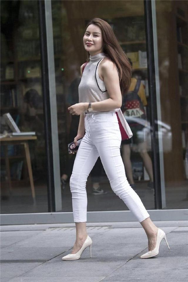 路人街拍，小姐姐气质优雅，白皙的皮肤很是动人