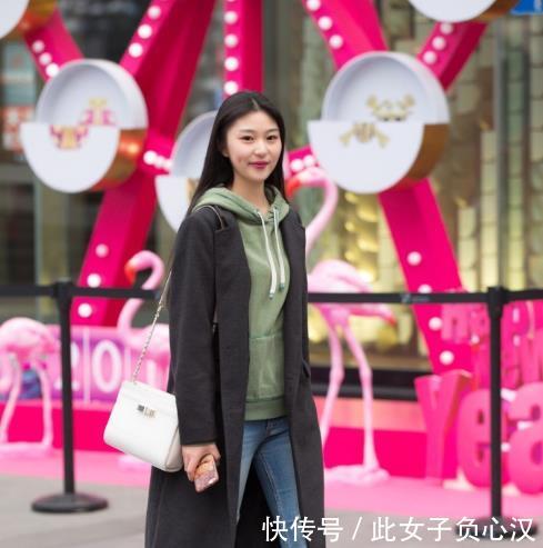  「牛仔裤」成都街拍能把牛仔裤穿进过膝靴的小姐姐，真的是羡慕死人！